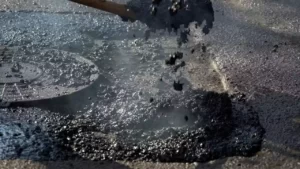 Укладка литого асфальта в дождь